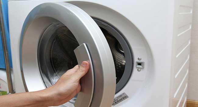 Nắp máy giặt chưa đóng chặt Nắp máy giặt chưa đóng chặt