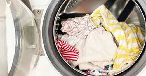 Quần áo bị dồn về một phía