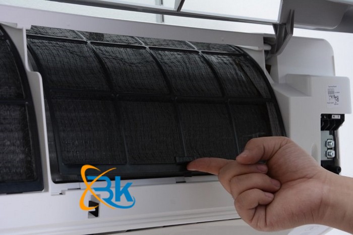 Vệ sinh lưới lọc ở bên trong dàn lạnh