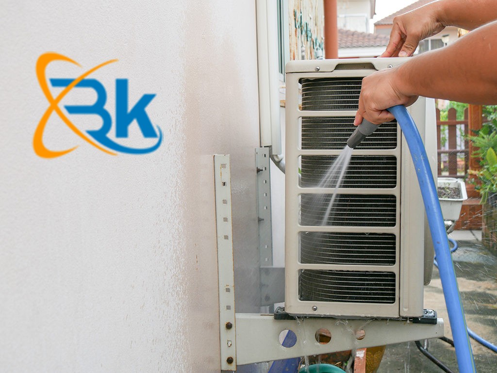 Xịt rửa cục nóng lẫn vỏ quạt đã được tháo ra