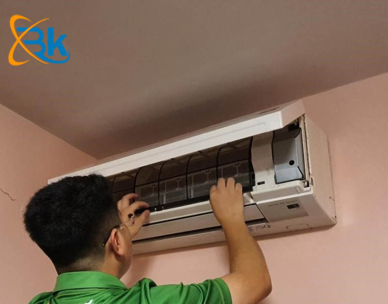 Nên tự vệ sinh điều hòa bằng dung dịch tại nhà hay gọi thợ bảo dưỡng?